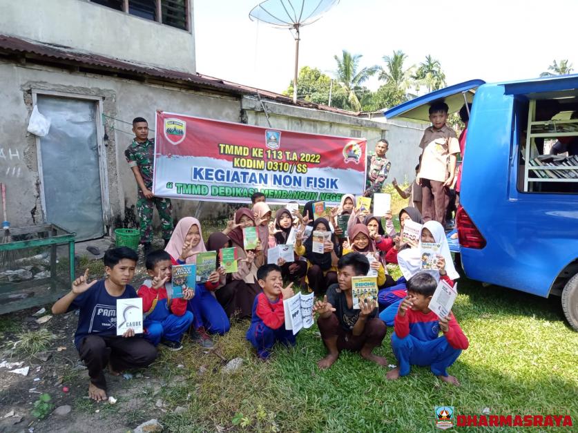 Ajak Anak-Anak Kunjungi Perpustakaan Keliling di Lokasi TMMD Ke-113/ Kodim 0310 Tahun 2022 Dharmasraya