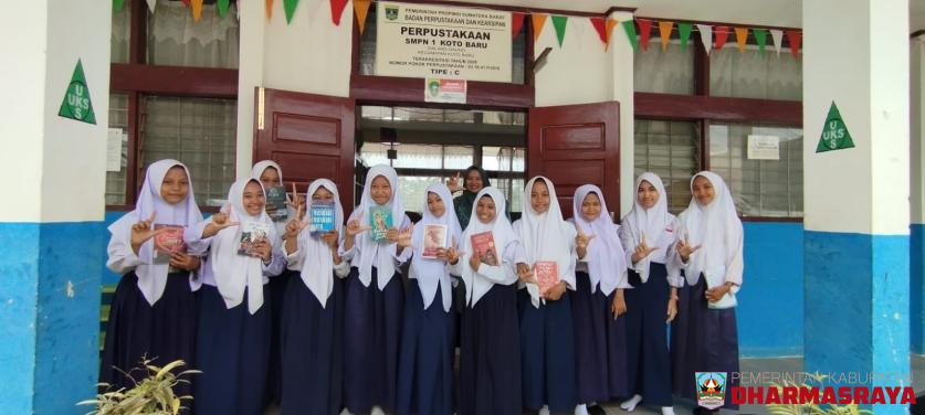 Dinas Perpustakaan dan Kearsipan Kabupaten Dharmasraya melakukan Layanan Perpustakaan Keliling di SMKN 1 Koto Baru